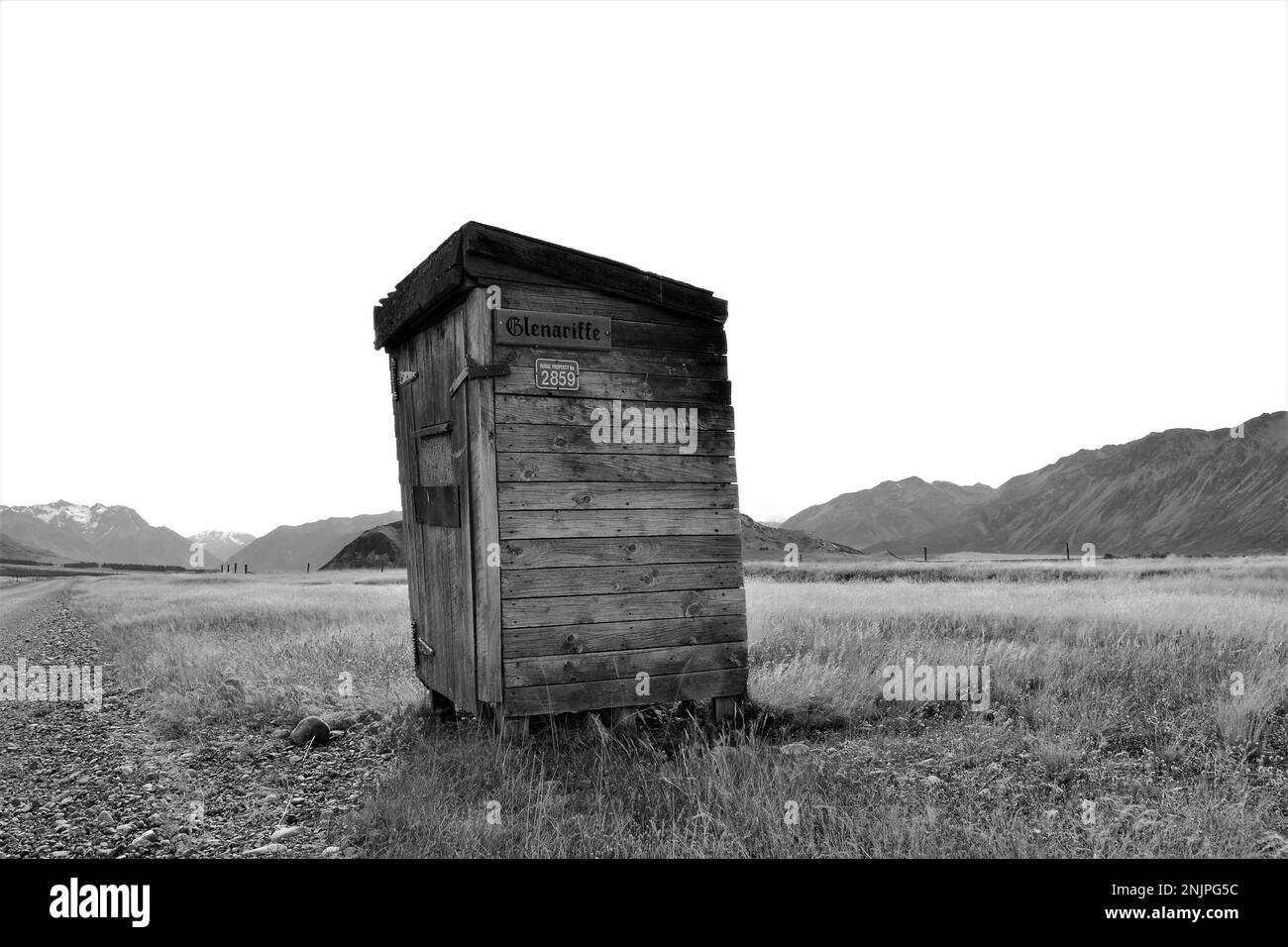 fotografia in bianco e nero della casella postale rurale su una strada di campagna solita. Foto Stock