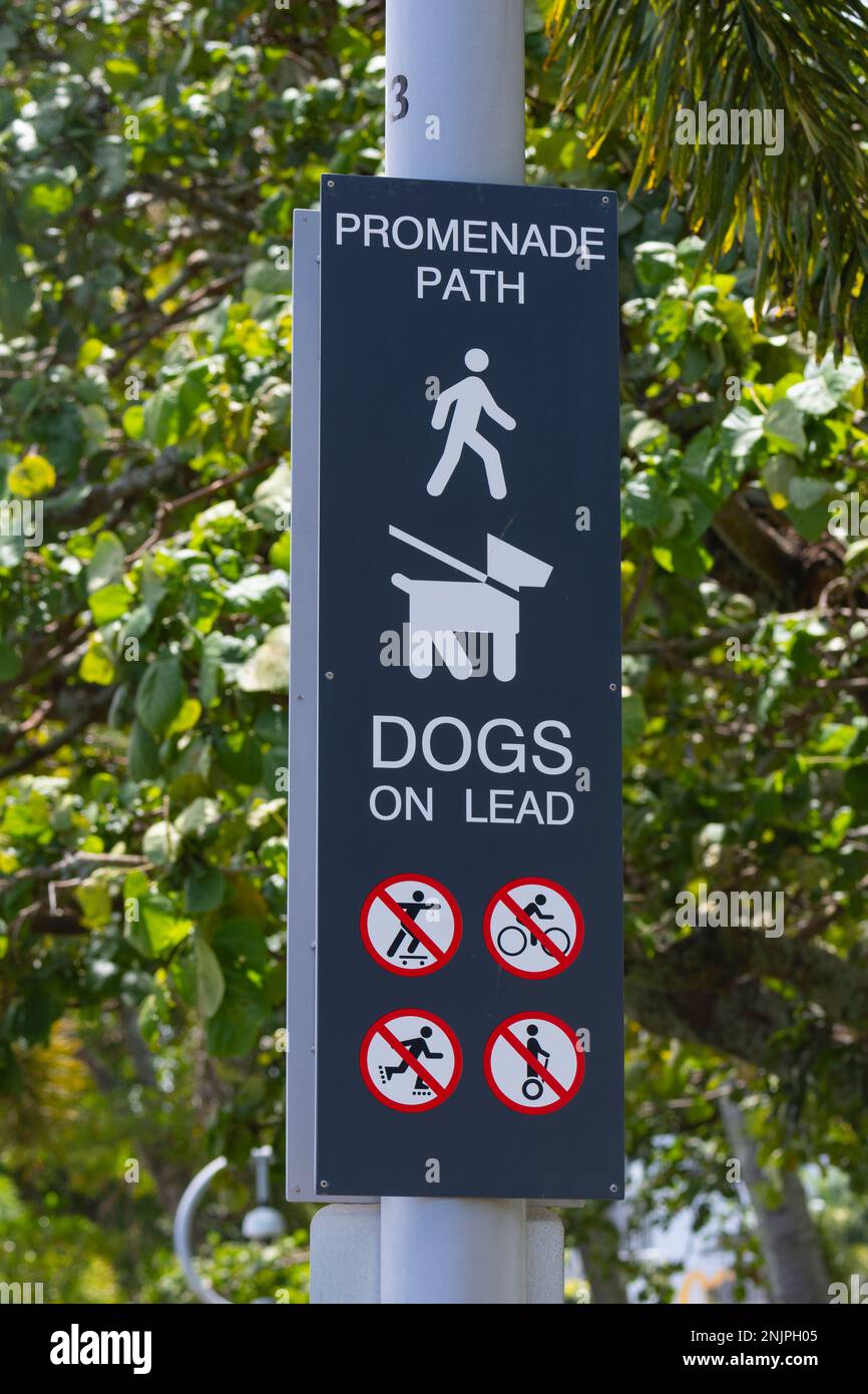 Cartello Dogs on Lead su Promenade Path, Cairns Esplanade, far North Queensland, FNQ, QLD, Australia Foto Stock