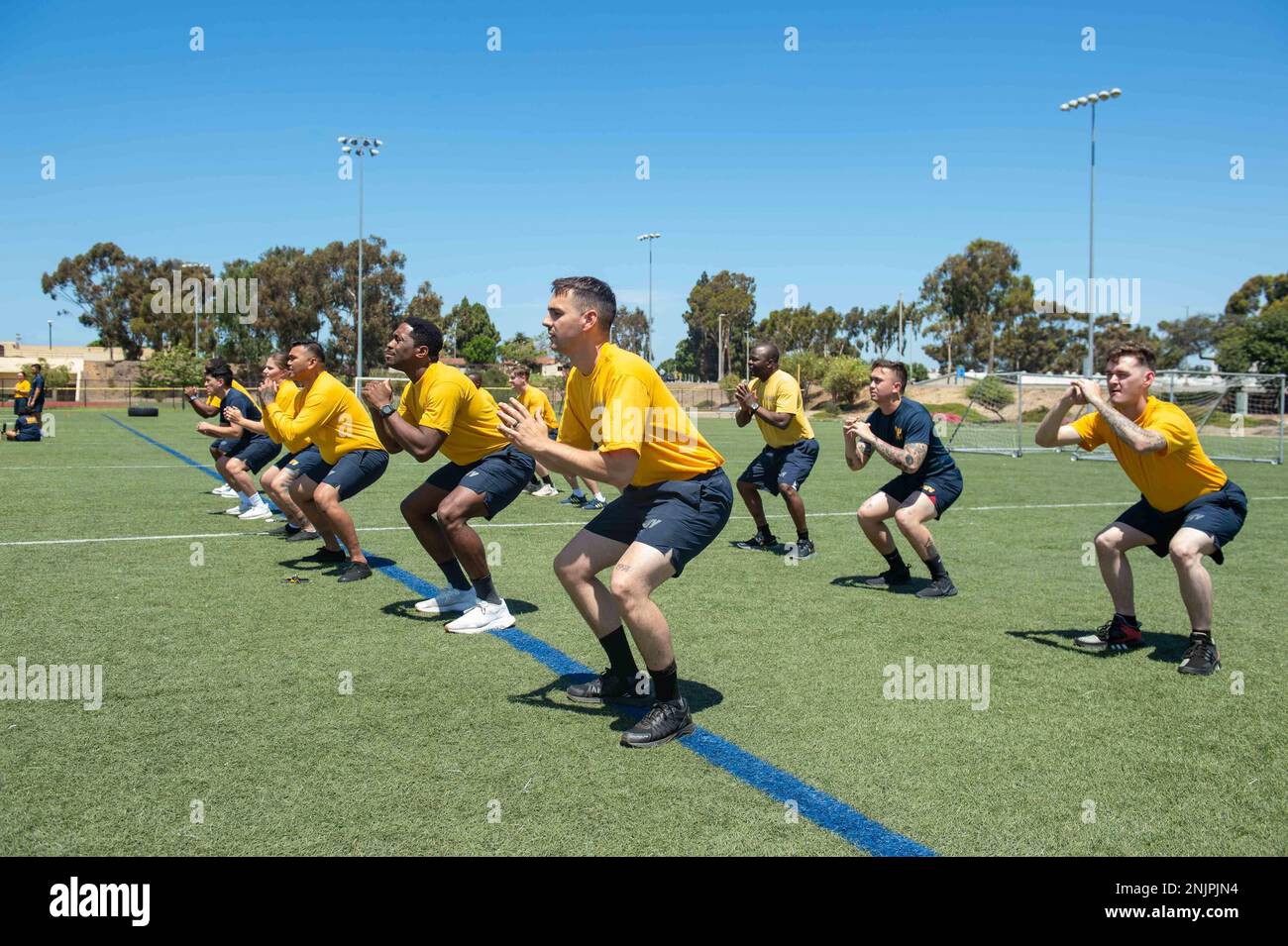 220809-N-EE352-1028 SAN DIEGO (9 agosto 2022) i marinai assegnati alla portaerei di classe Nimitz USS Carl Vinson (CVN 70) partecipano a un test di preparazione fisica sul campo del Vice ammiraglio Martin Fitness Center presso la Naval Air Station North Island, 9 agosto. Vinson è attualmente pierside nel suo homeport di San Diego. Foto Stock