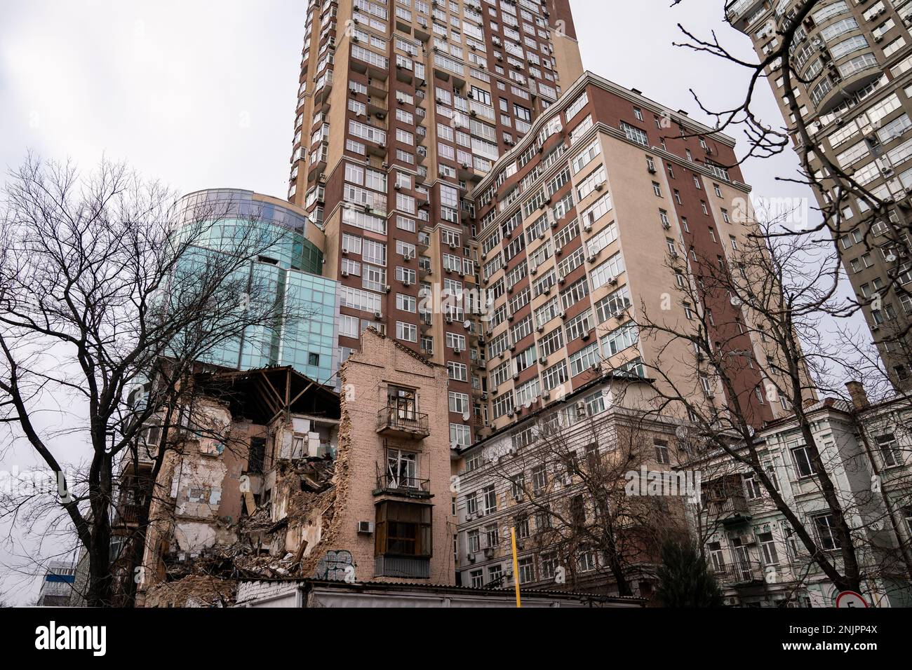 Un blocco di appartamenti danneggiato vicino alla torre degli affari a Kyiv, in vista del primo anniversario il Venerdì dell'invasione russa dell'Ucraina. Data immagine: Mercoledì 22 febbraio 2023. Foto Stock