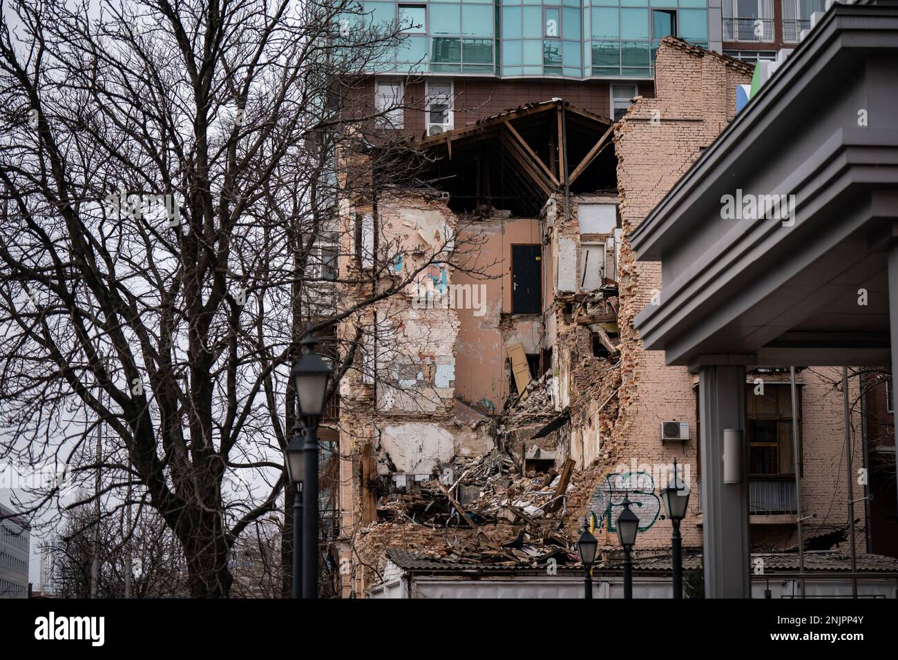 Un blocco di appartamenti danneggiato vicino alla torre degli affari a Kyiv, in vista del primo anniversario il Venerdì dell'invasione russa dell'Ucraina. Data immagine: Mercoledì 22 febbraio 2023. Foto Stock