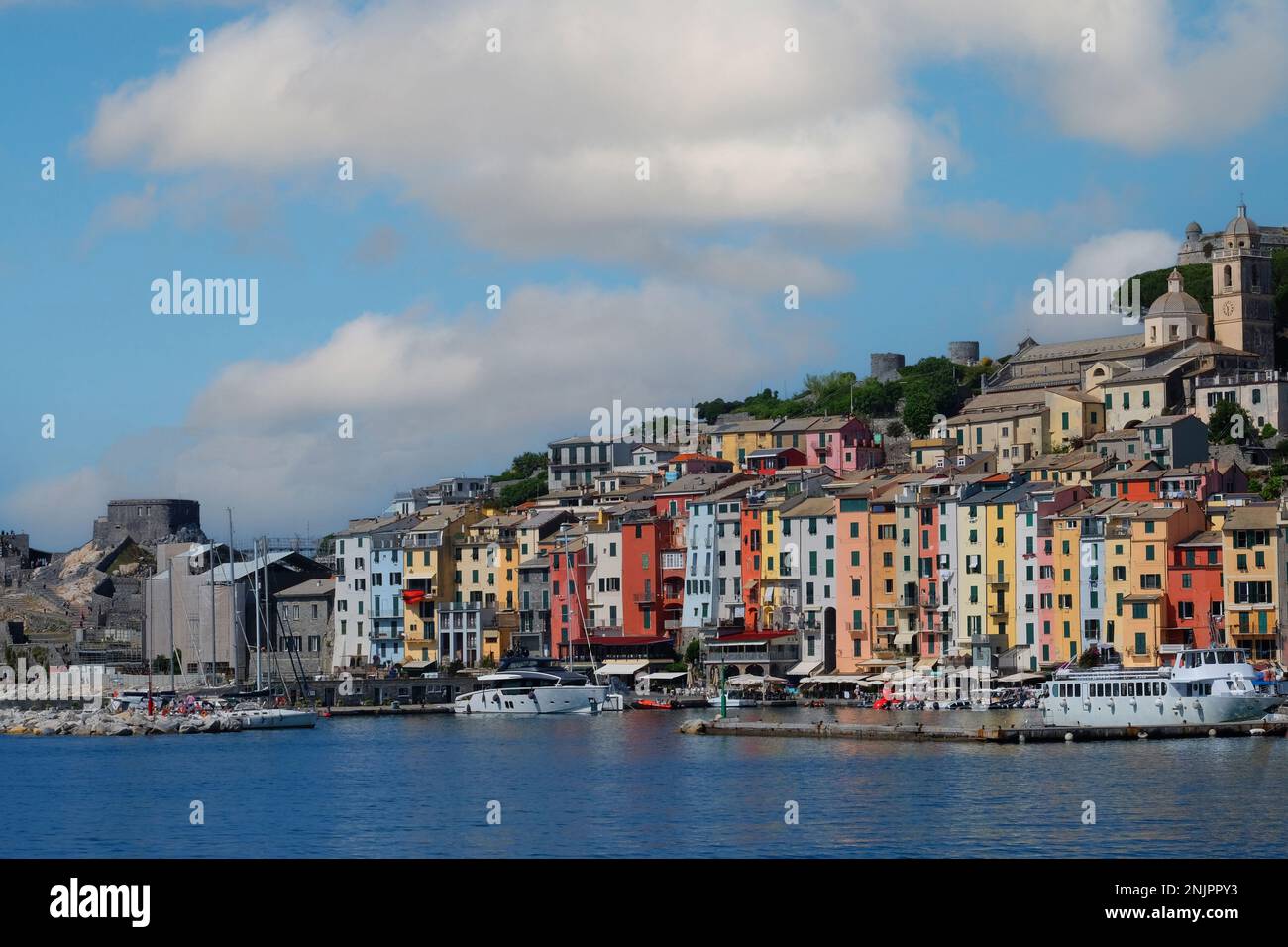 Vista dalla barca della bellissima città di Portovenere in Liguria Foto Stock