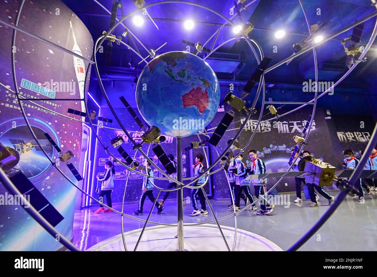 QINGZHOU, CINA - 23 FEBBRAIO 2023 - gli studenti delle scuole elementari visitano la sala espositiva aerospaziale dell'Artificial Intelligence Learning Experience C Foto Stock