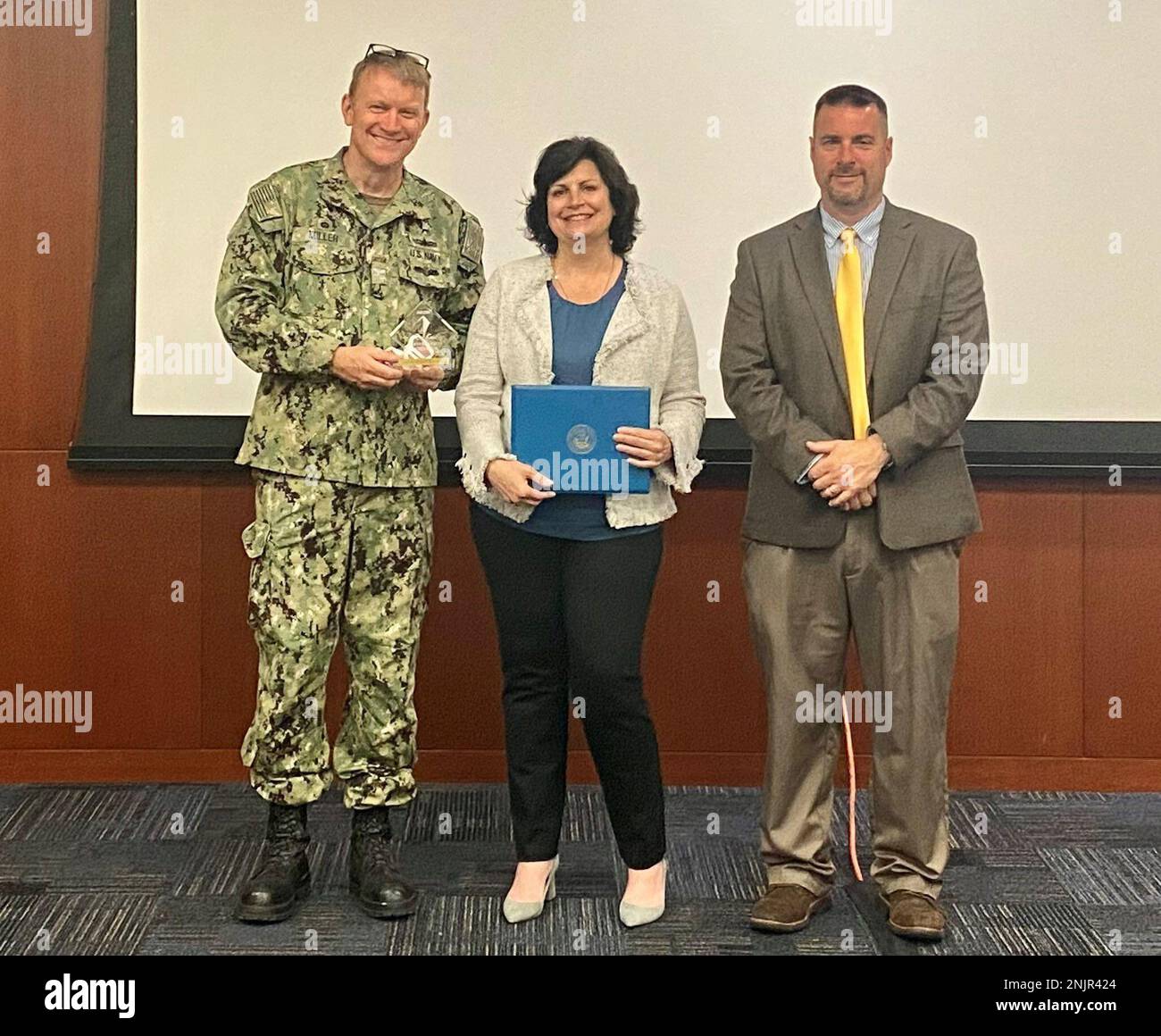 Seth Miller e NAVSEA Program Manager Michael Dugan presentano l'AEGIS Excellence Award a toni Checchio, un Naval Surface Warfare Center, ingegnere elettrico della Divisione di Filadelfia, per il suo supporto durante il DDG 51 Flight III (Flt III) 51 Processo di sviluppo il 9 agosto 2022 a Philadelphia. Checchio ha iniziato a lavorare sui concetti di progettazione dei piani elettrici Flt III nel 2011. I suoi sforzi hanno portato all’approvazione del progetto della nave nel 2015. Foto Stock