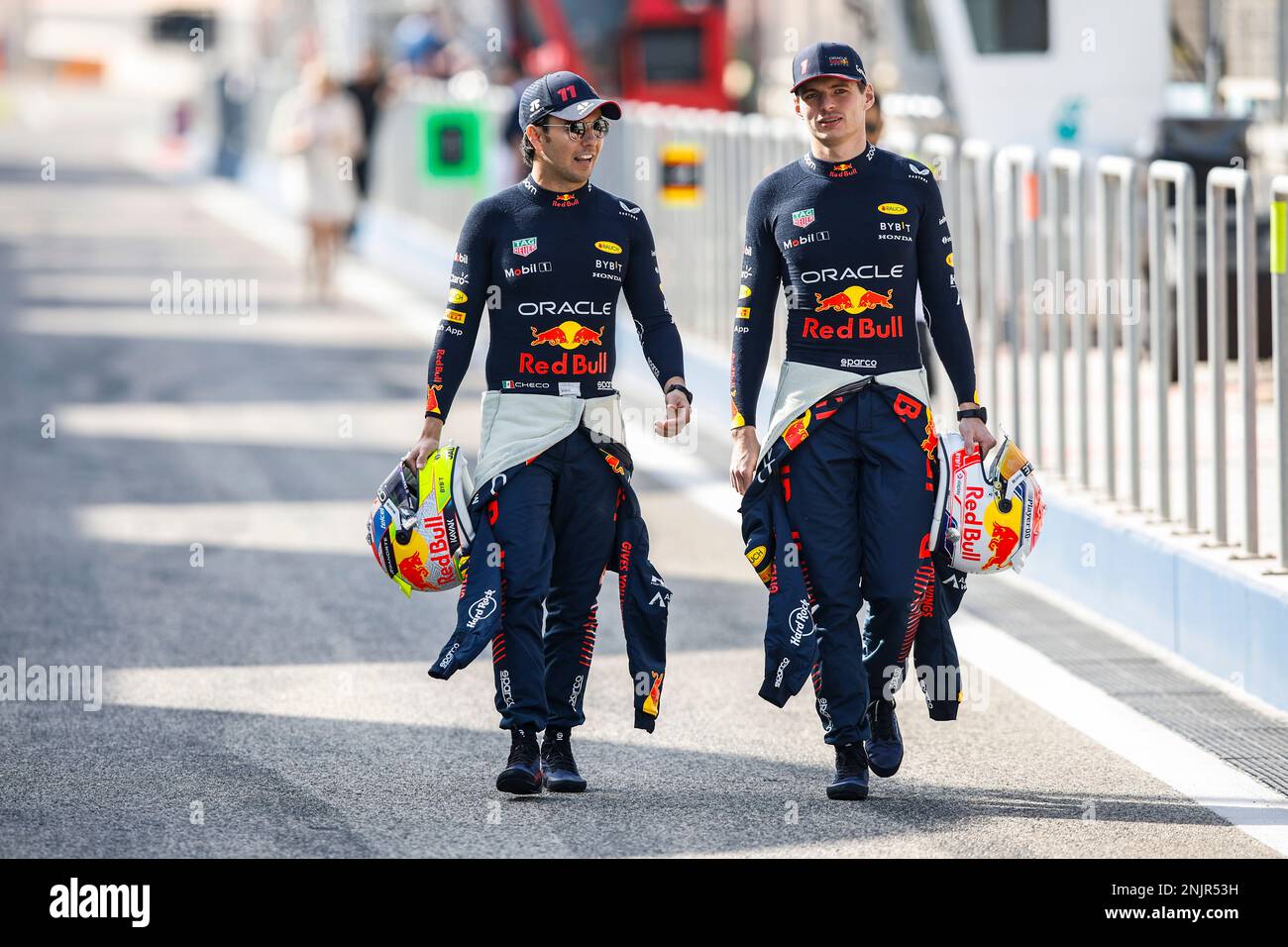 Sakhir, Bahrain - 23/02/2023, PEREZ Sergio (mex), Red Bull Racing RB19, ritratto con VERSTAPPEN Max (Ned) durante la Formula 1 Armco, test pre-stagione 2023 del Campionato del mondo FIA Formula uno 2023 dal 23 al 25 febbraio 2023 sul circuito Internazionale del Bahrain, a Sakhir, Bahrain - Foto Xavi Bonilla / DPPI Foto Stock