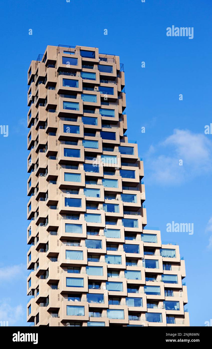 Stoccolma, Svezia - 11 ottobre 2022: Interessante edificio moderno con alloggi Foto Stock