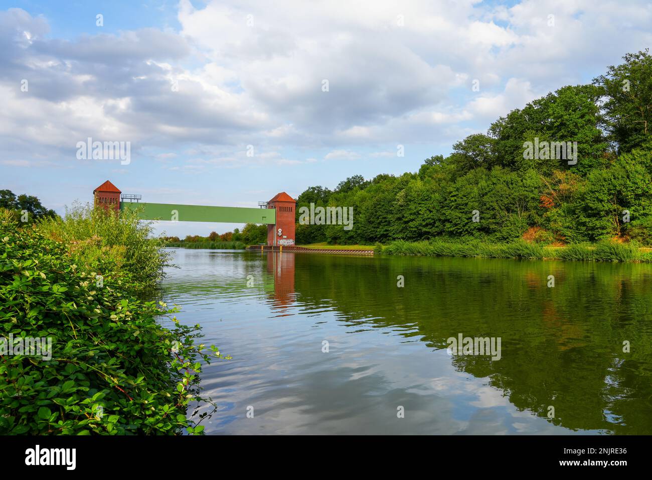 Cancello di sicurezza sul canale di Datteln con la campagna circostante. Foto Stock