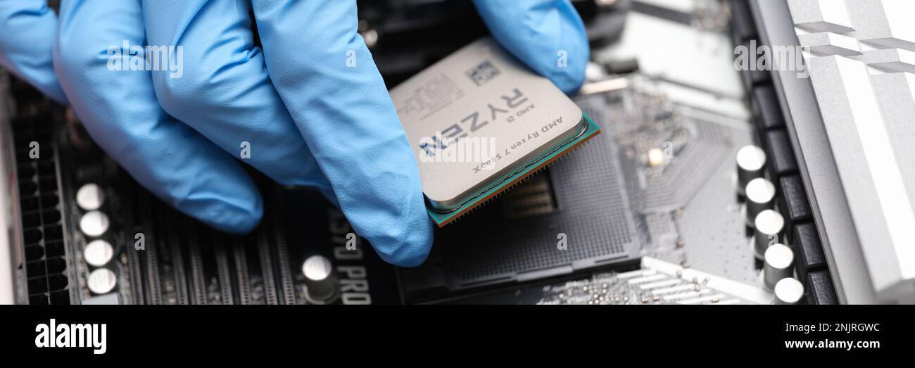 Tbilisi, Georgia - 26 luglio 2022: Installazione del processore Ryzen di terza generazione sulla scheda madre Foto Stock