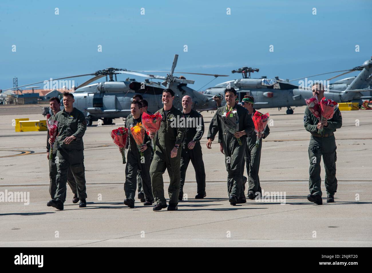 220810-N-DP708-1153 SAN DIEGO (10 agosto 2022) HSM-71, come parte della Carrier Air Wing (CVW) 9, imbarcò a bordo della USS Abraham Lincoln (CVN 72) e tornò alla Naval Air Station North Island, il 10 agosto 2022, a seguito di un dispiegamento di sette mesi nelle aree operative della U.S. 3rd Fleet e della 7th Fleet. CVW-9 è stato implementato con una combinazione di piattaforme di quarta e quinta generazione che rappresentano prevalentemente la “Airwing of the Future”, eseguendo più di 21.307 ore di volo in elicottero e ad ala fissa, comprendenti 10.250 ordinazioni, 8.437 lanci e 8.487 arrestamenti di aeromobili. Foto Stock