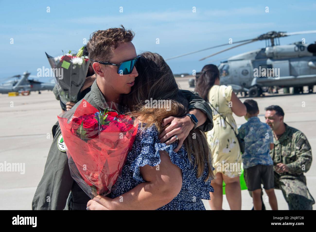 220810-N-DP708-1154 SAN DIEGO (10 agosto 2022) HSM-71, come parte della Carrier Air Wing (CVW) 9, imbarcò a bordo della USS Abraham Lincoln (CVN 72) e tornò alla Naval Air Station North Island, il 10 agosto 2022, a seguito di un dispiegamento di sette mesi nelle aree operative della U.S. 3rd Fleet e della 7th Fleet. CVW-9 è stato implementato con una combinazione di piattaforme di quarta e quinta generazione che rappresentano prevalentemente la “Airwing of the Future”, eseguendo più di 21.307 ore di volo in elicottero e ad ala fissa, comprendenti 10.250 ordinazioni, 8.437 lanci e 8.487 arrestamenti di aeromobili. Foto Stock