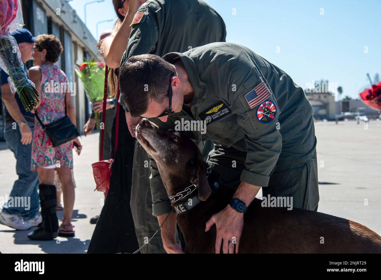 220810-N-DP708-1155 SAN DIEGO (10 agosto 2022) HSM-71, come parte della Carrier Air Wing (CVW) 9, imbarcò a bordo della USS Abraham Lincoln (CVN 72) e tornò alla Naval Air Station North Island, il 10 agosto 2022, a seguito di un dispiegamento di sette mesi nelle aree operative della U.S. 3rd Fleet e della 7th Fleet. CVW-9 è stato implementato con una combinazione di piattaforme di quarta e quinta generazione che rappresentano prevalentemente la “Airwing of the Future”, eseguendo più di 21.307 ore di volo in elicottero e ad ala fissa, comprendenti 10.250 ordinazioni, 8.437 lanci e 8.487 arrestamenti di aeromobili. Foto Stock