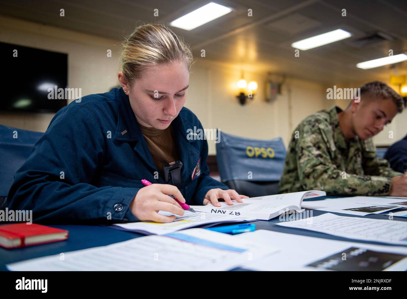 SASEBO, GIAPPONE (10 agosto 2022) tenente grado junior Abigail Schroeder, St. Louis, assegnato al vettore d'assalto anfibio USS America (LHA 6), valuta le regole della strada mentre ormeggiato a Sasebo, Giappone, 10 agosto. L'America, nave guida dell'America Amphibious Ready Group, opera nell'area operativa 7th Fleet per migliorare l'interoperabilità con alleati e partner e funge da pronta forza di risposta per difendere la pace e la stabilità nella regione dell'Indo-Pacifico. Foto Stock