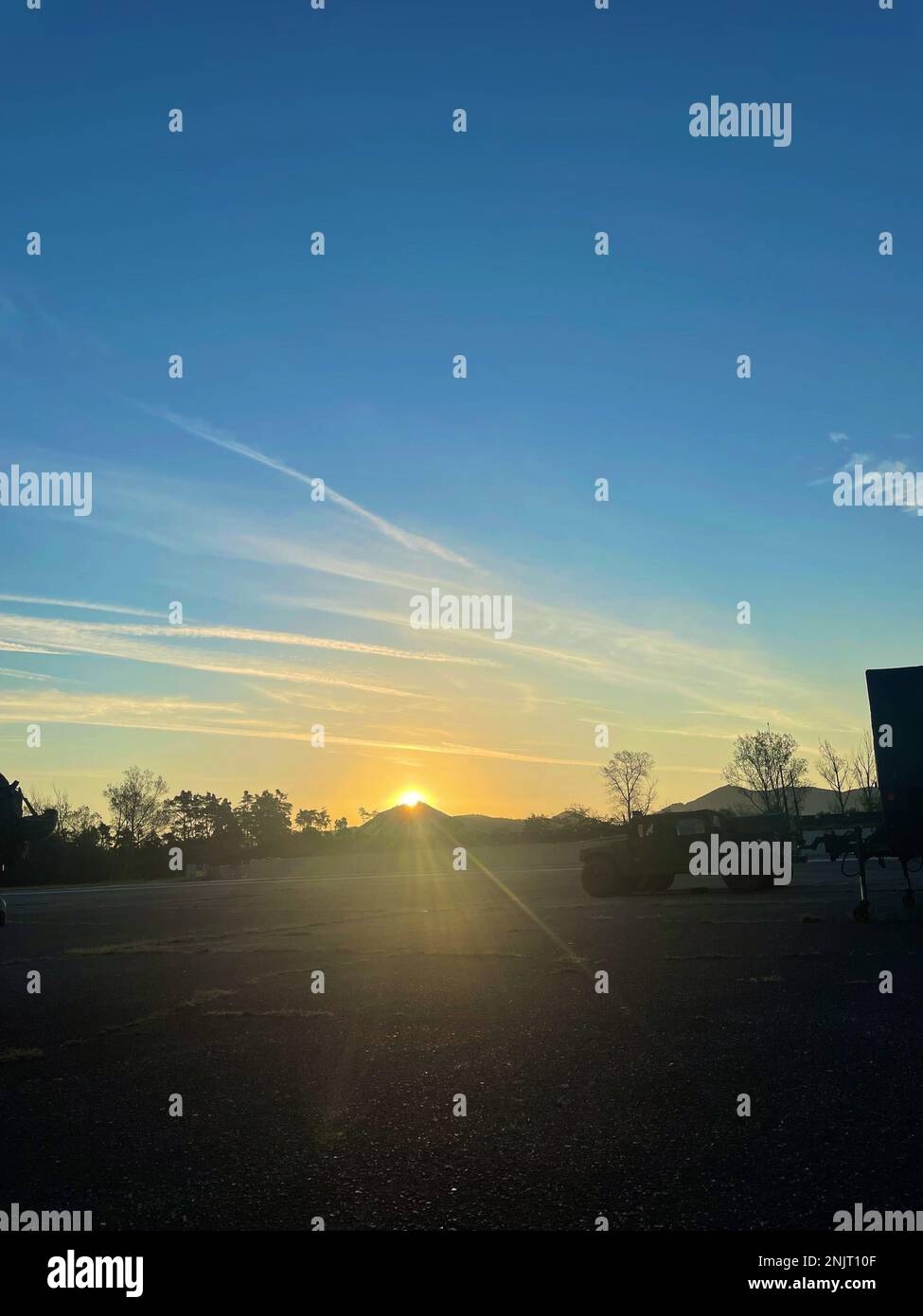 Gli aerei da combattimento della forza aerea slovacca hanno simulato gli aerei ostili come un evento di certificazione per Bravo Battery, 5th Battaglione, 7th Air Defense Artillery, 10th Army Air Missile Defense Command, durante le tabelle di certificazione di Bravo Battery per il loro trasferimento di autorità alla NATO, 11 agosto. Nell’aprile del 2022, Bravo Battery si è schierata sul fianco orientale della NATO in Slovacchia dopo che quel paese ha generosamente trasferito i S300 missili per aiutare l’Ucraina a difendere il suo spazio aereo. Lo spiegamento di Bravo Battery è un altro esempio del nostro impegno a difendere ogni centimetro di territorio NATO, compresi i cieli. Foto Stock