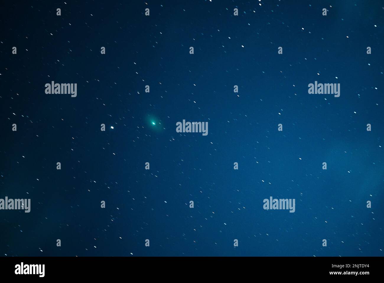 La cometa C2022 E3 Ztf risplende di colore verde brillante nel cielo stellato di notte scuro. Comet ad Una distanza di 170 milioni di chilometri. Notte Starry Sky sfondo Foto Stock