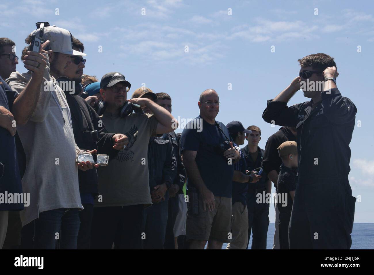 PACIFIC OCEAN (10 agosto 2022) Fire Controlman 2nd Class John Carpenter, di San Diego, fornisce un briefing sulla sicurezza per gli ospiti imbarcati nell'osservazione di un'attività di fuoco a bordo dell'incrociatore missilistico guidato di classe Ticonderoga USS Mobile Bay (CG 53). Mobile Bay sta conducendo operazioni di routine nella flotta degli Stati Uniti 3rd. Foto Stock