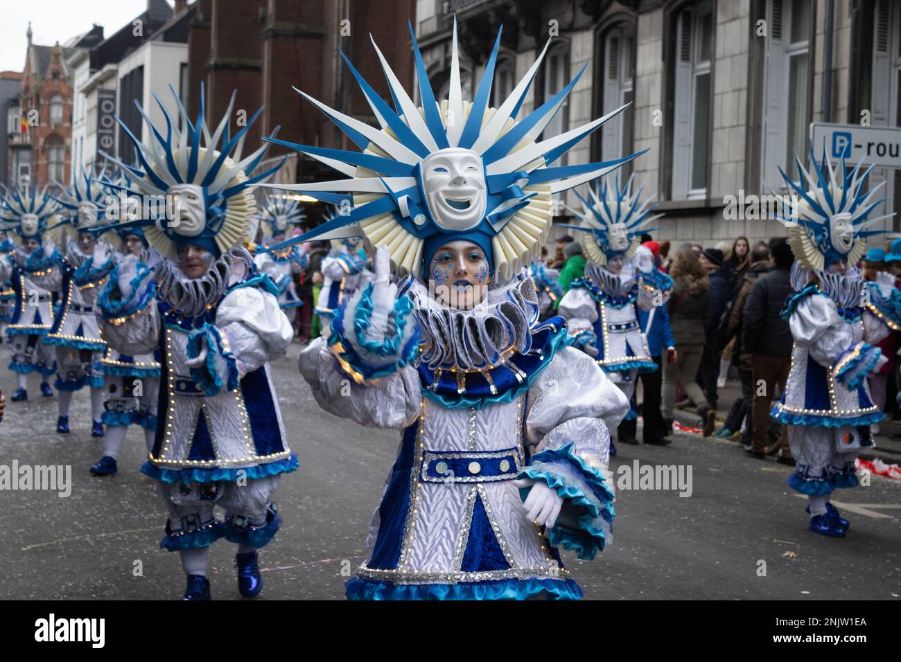 AALST, BELGIO, 19 FEBBRAIO 2023: Gruppo di ballerini in stile identico nella sfilata di carnevale di Aalst. Aalst ospita uno dei più grandi Mardi G annuali Foto Stock