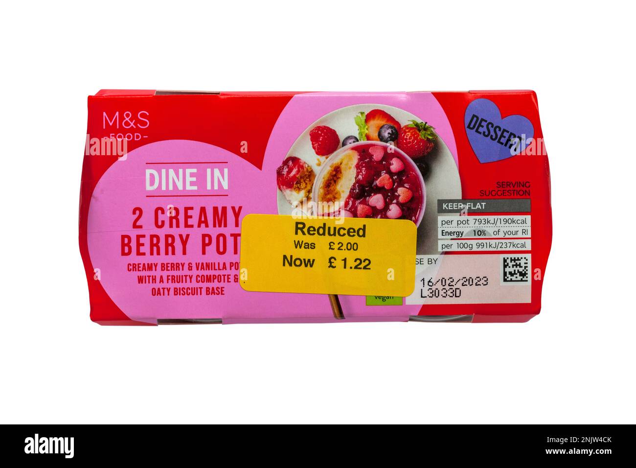 2 cremosi vasi di frutti di bosco di M&S isolati su sfondo bianco - riduzione dei prezzi, riduzione dei prezzi Foto Stock