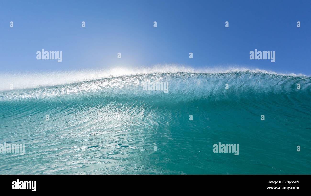Primo piano per nuotare faccia a faccia incontro di oceano tropicale estate acque blu mare parete sole retroilluminato diritto pronto a crash verso l'acqua fotocamera l Foto Stock