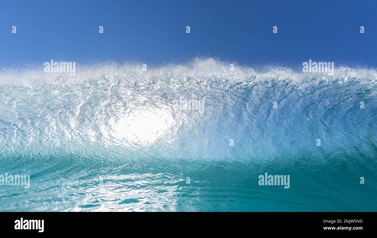 Primo piano per nuotare faccia a faccia incontro di oceano tropicale estate acque blu mare parete sole retroilluminato diritto pronto a crash verso l'acqua fotocamera l Foto Stock