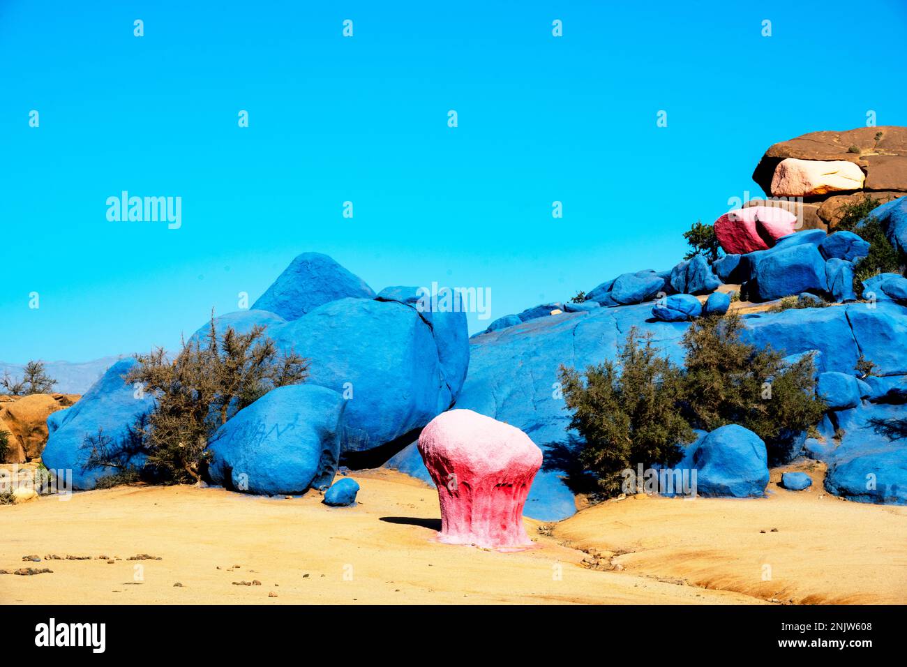 Afrika, Marokko, Provinz Tiznit, die „Blauen Steine“ des belgischen Künstlers Jean Vérame südlich der Stadt Tafraoute Foto Stock