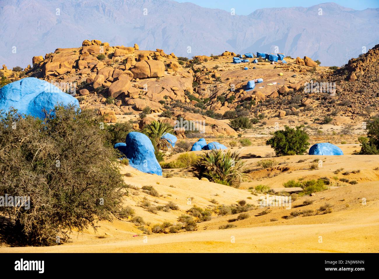 Afrika, Marokko, Provinz Tiznit, die „Blauen Steine“ des belgischen Künstlers Jean Vérame südlich der Stadt Tafraoute Foto Stock
