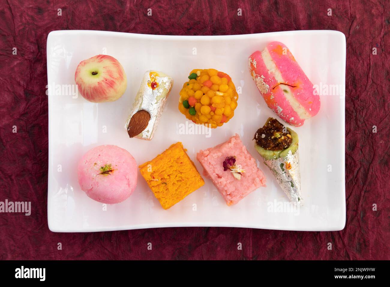 Varietà di assortiti Desi ghee Indian Mithai viz. Laddu, Kesar Barfi, Kalakand, Kaju Barfi, Gulab Jamun. Dolci tradizionali per Diwali, Holi, Raksh Foto Stock