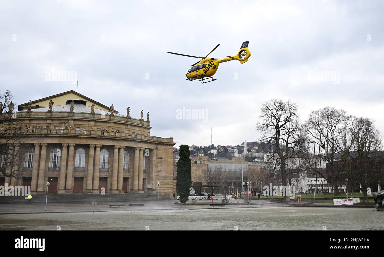 Stoccarda, Germania. 23rd Feb, 2023. Un elicottero di salvataggio ADAC atterra di fronte al teatro dell'opera e al parlamento di Stato a Stoccarda come parte di una presentazione stampa. Oltre ai dati nazionali e nazionali sulle missioni di salvataggio in elicottero e alle specifiche regionali del salvataggio aereo, la presentazione affronta anche le sfide attuali nei servizi di salvataggio e la crescente importanza delle missioni speciali con verricelli di salvataggio e sistemi di volo notturno. Credit: Bernd Weißbrod/dpa/Alamy Live News Foto Stock