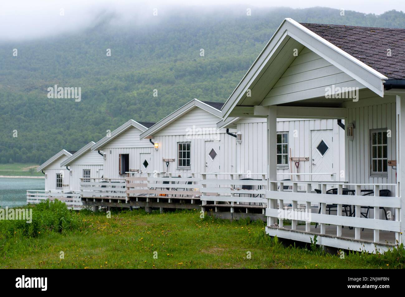 Camping log cabine in Norvegia fiordo a nebbia giorno d'estate Foto Stock