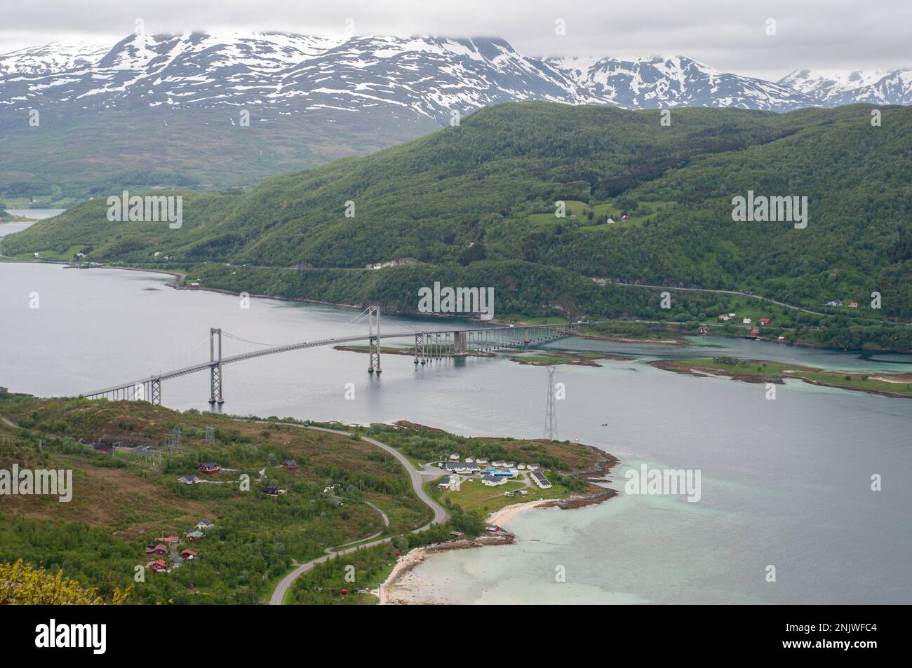 Vista sul ponte di Tjeldsund in Norvegia, in una giornata d'estate da una collina Foto Stock