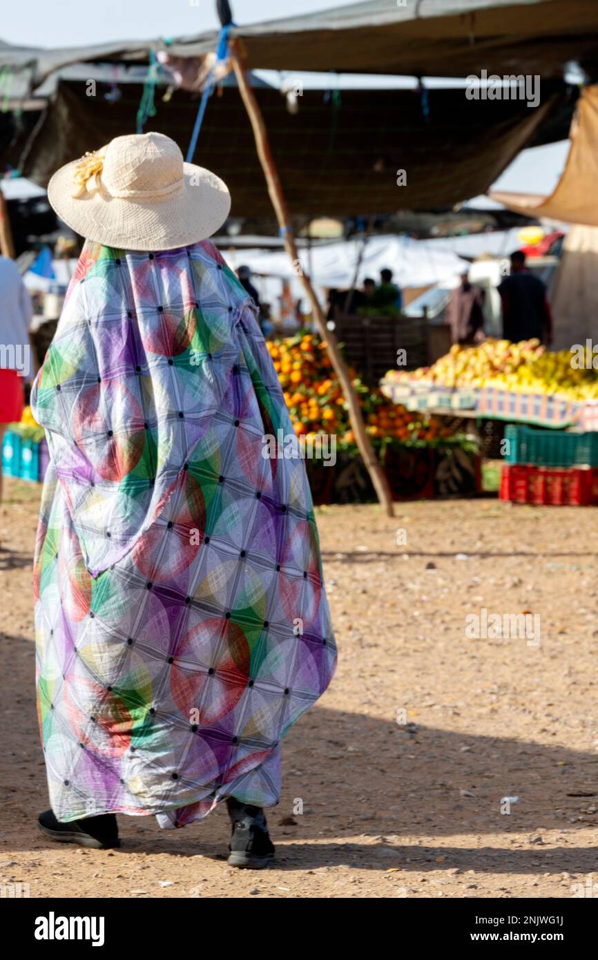 Afrika, Marokko, Südmarokko, Sidi Ifni, Marokkanerin am Wochenmarkt Foto Stock