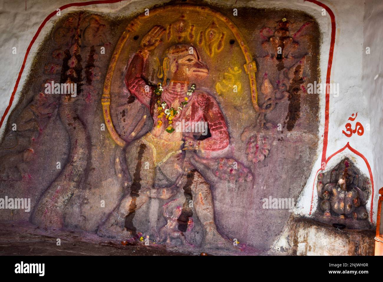 Hanuman splende in una grotta nel forte nord a Badami in Karnataka, India Foto Stock