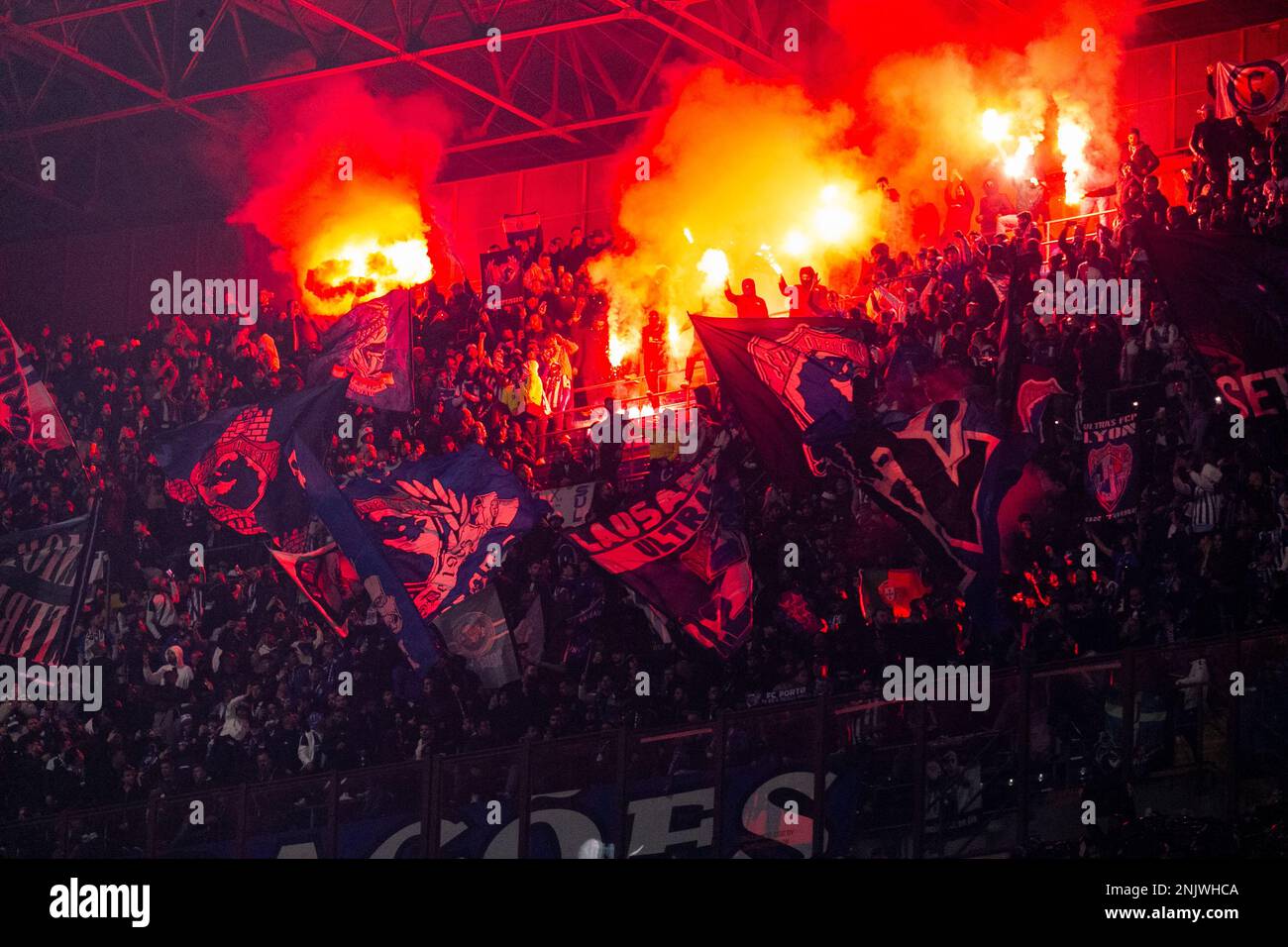 Milano, Italia - febbraio 22 2023 - Inter-Porto Champions League - Porto tifosi con fuochi d'artificio a Milano Foto Stock