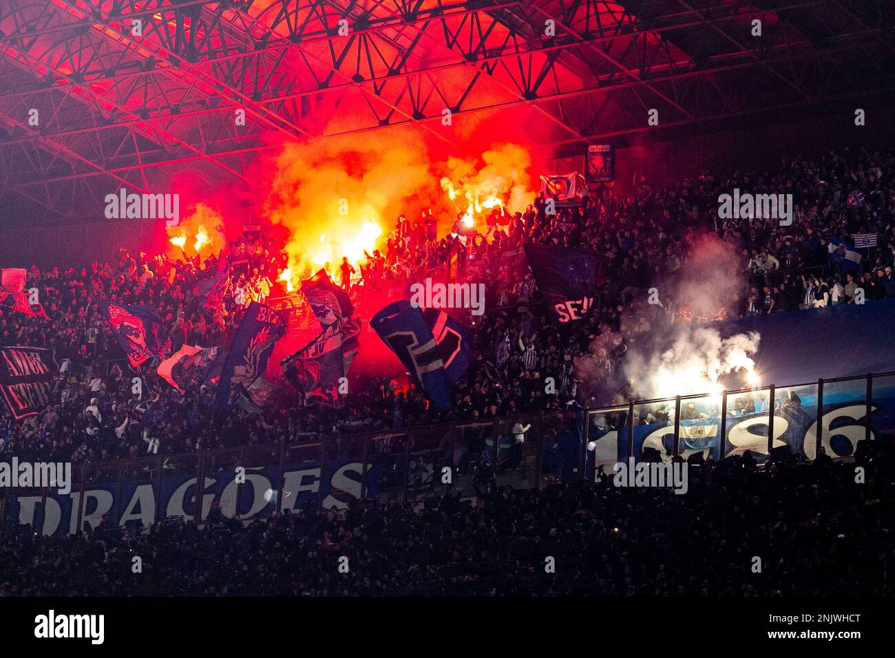 Milano, Italia - febbraio 22 2023 - Inter-Porto Champions League - Porto tifosi con fuochi d'artificio a Milano Foto Stock