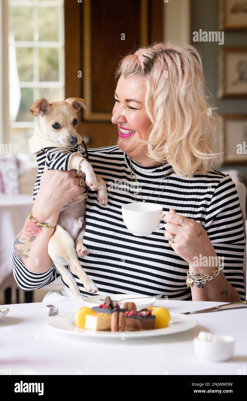 USO EDITORIALE SOLO Lulu Whitmore e Pablo il Chihuahua Godetevi il tè pomeridiano al 'Goodwoof' taster Day prima dell'evento canino di quest'anno, che si terrà presso i Kennels sulla tenuta Goodwood del Duca di Richmond a Chichester, tra il 20 e il 21 maggio. Data immagine: Mercoledì 22 febbraio 2023. Foto Stock