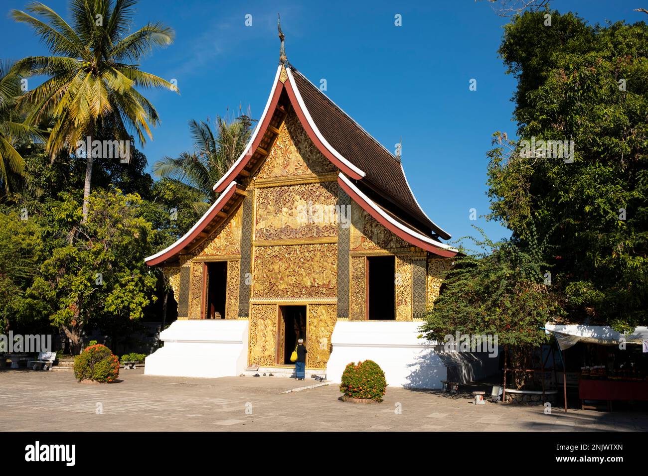 Laos: Scene dell'epica Ramayana indù (Lao: Phra Lak Phra Lam) adornano la Royal funeraria Carriage House o Cappella funebre, Wat Xieng Thong (Golden City Temple), Luang Prabang. Il Wat Xieng Thong, con i suoi tetti bassi e ampi, che incarnano il classico stile di Luang Prabang, fu costruito nel 1560 dal re Setthatirat (1548-71) e fu patrocinato dalla monarchia fino al 1975. Luang Prabang era precedentemente la capitale di un regno dello stesso nome. Fino all'acquisizione comunista nel 1975, fu la capitale reale e sede del governo del Regno del Laos. La città è oggi patrimonio dell'umanità dell'UNESCO Foto Stock