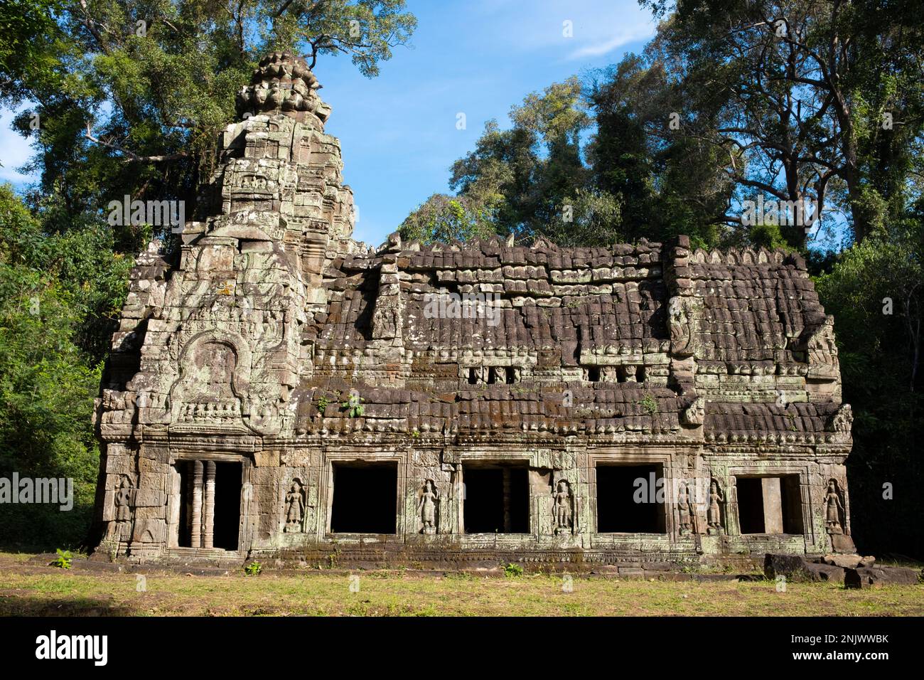 Cambogia: Un Santuario del fuoco o dharmasala (casa di riposo dei pellegrini) vicino all'entrata orientale del tempio principale a Preah Khan, Angkor. Preah Khan (Tempio della Sacra spada) è stato costruito nel tardo 12th ° secolo (1191) da Jayavarman VII ed è situato a nord di Angkor Thom. Il tempio fu costruito sul luogo della vittoria di Jayavarman VII sui Chams invasori nel 1191. Era il centro di una grande organizzazione, con quasi 100.000 funzionari e funzionari. In un tempo era un'università buddista. La divinità primaria del tempio è la boddhisatva Avalokiteshvara sotto forma di giuramento di Jayavarman Foto Stock