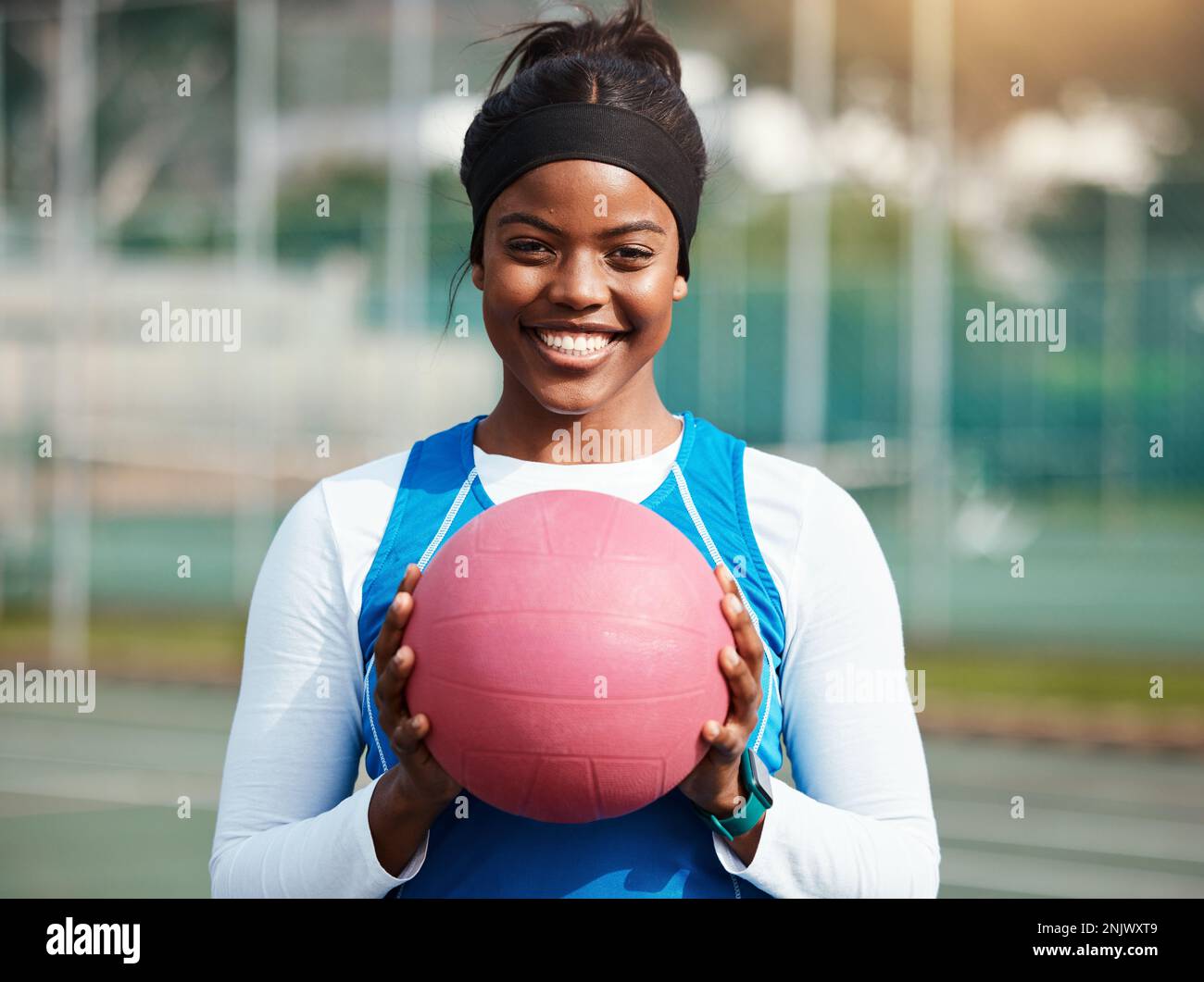 Ritratto, ragazza nera con netball e sport con sorriso, fitness e allenamento per il gioco all'aperto, felice teen e pronto. Esercizio fisico, atleta e africano Foto Stock