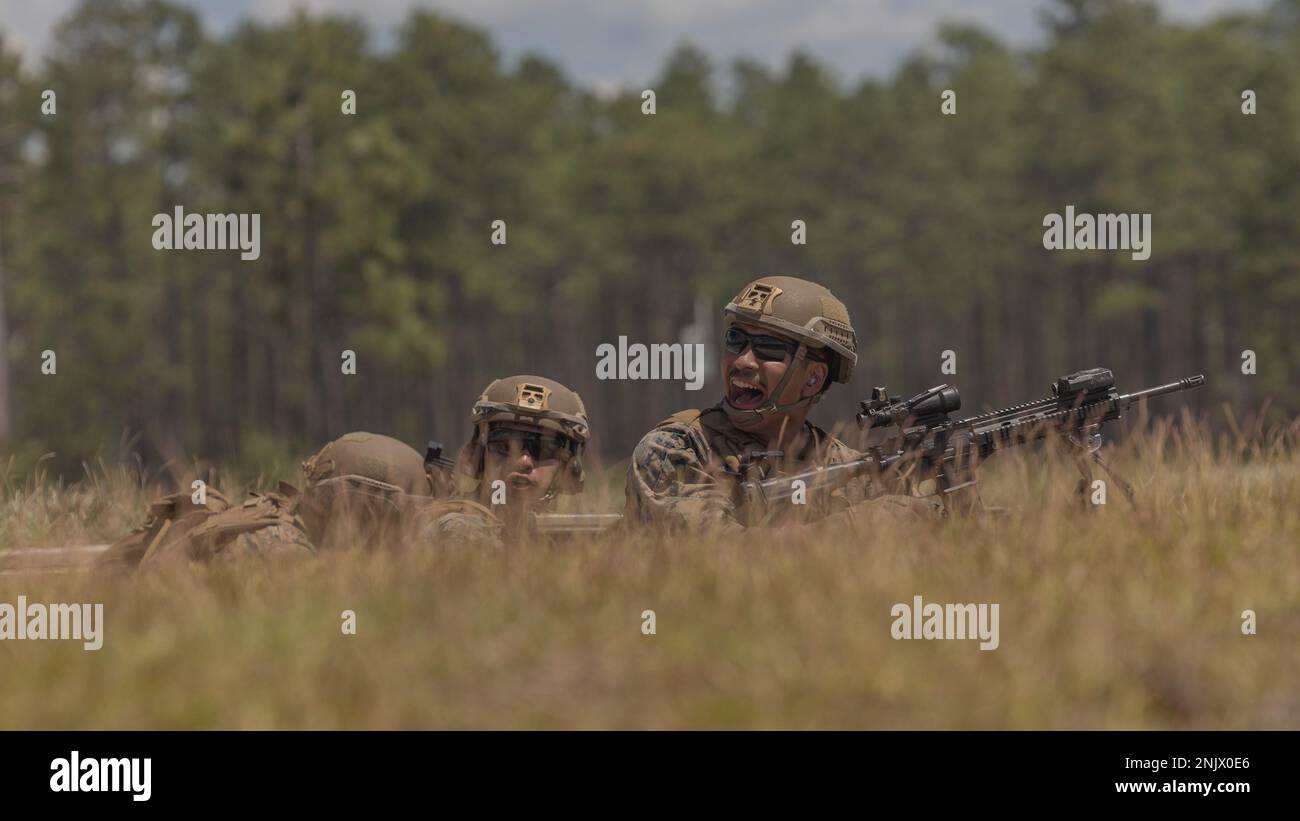 NEGLI STATI UNITI Marine with 2D Combat Engineer Battalion (CEB), 2D Marine Division (MARDIV), chiama i comandi durante il SAPPER Squad Competition su Camp Lejeune, North Carolina, 10 agosto 2022. Nel corso di questo esercizio, Marines del 1st CEB, 1st MARDIV e 2D CEB ha condotto corsi di demolizione urbana durante l'annuale SAPPER Squad Competition. Il concorso consisteva in un'ampia gamma di missioni essenziali in un ambiente stressante e riconosciuti talenti di primo piano all'interno della comunità di ingegneri di combattimento del corpo Marino. Foto Stock