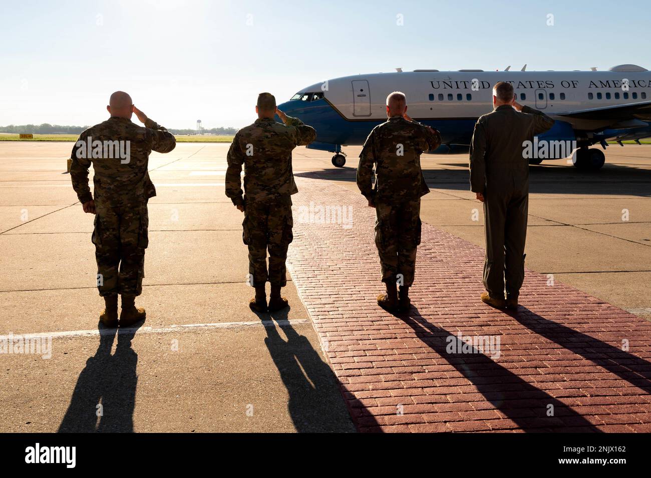 La dirigenza senior della base dell'aeronautica Scott saluta Frank Kendall, segretario dell'aeronautica al suo arrivo sulla base dell'aeronautica Scott, Illinois, 10 agosto 2022. Il SecAF ha partecipato a diversi impegni che hanno evidenziato come la mobilità sia la manovra significativa per portare la forza congiunta nella lotta futura. Mobility Airmen alimenta la letalità della forza congiunta attraverso la mobilità globale rapida, che offre gli effetti giusti al posto giusto e al momento giusto. Foto Stock