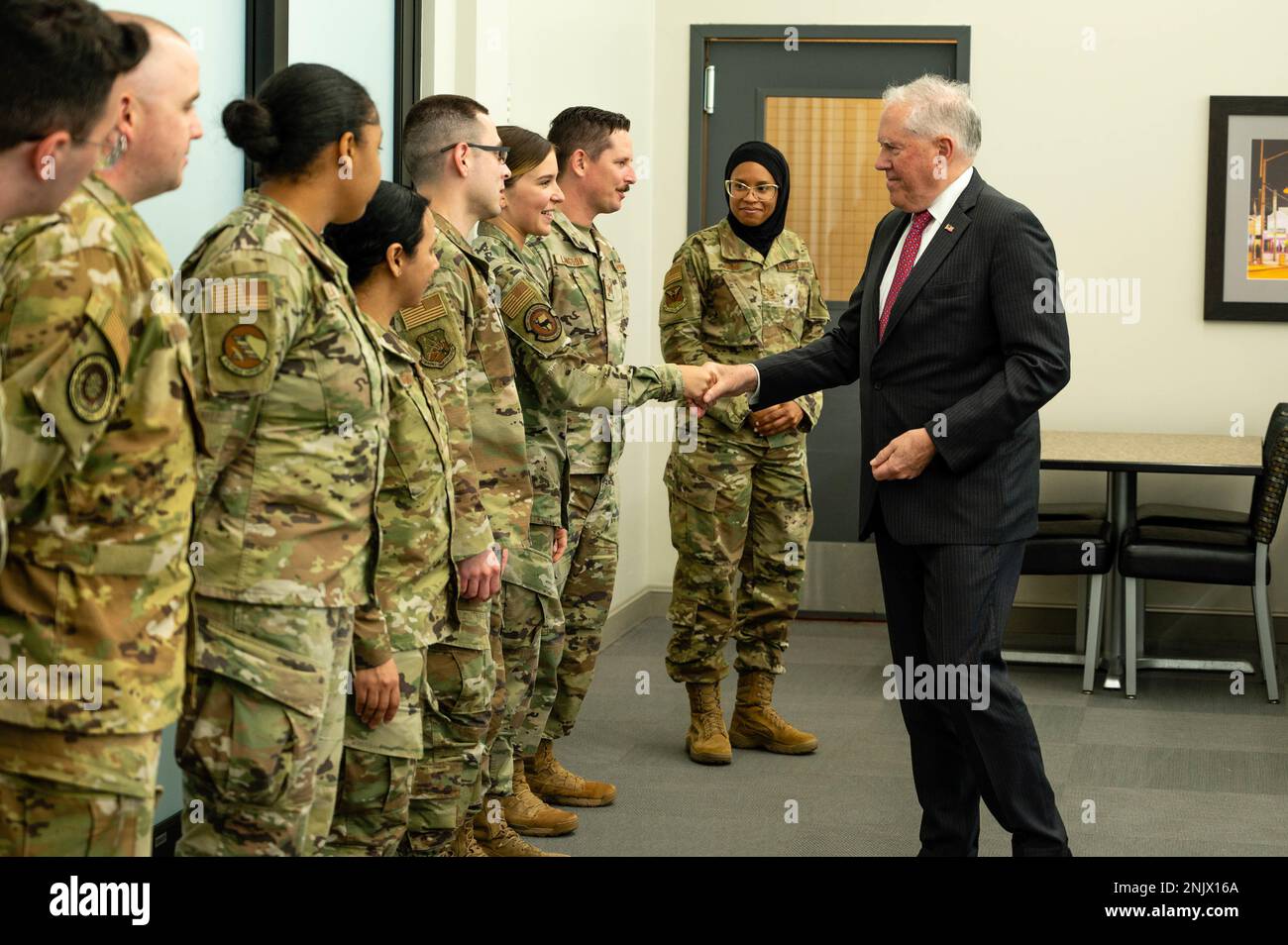 Frank Kendall, Segretario dell'Aeronautica militare, Coins Airmen presso la sede di Nightingale Dining Facility sulla base dell'Aeronautica militare Scott, Illinois, 10 agosto 2022. Il SecAF ha partecipato a diversi impegni che hanno evidenziato come la mobilità sia la manovra significativa per portare la forza congiunta nella lotta futura. Mobility Airmen alimenta la letalità della forza congiunta attraverso la mobilità globale rapida, che offre gli effetti giusti al posto giusto e al momento giusto. Foto Stock