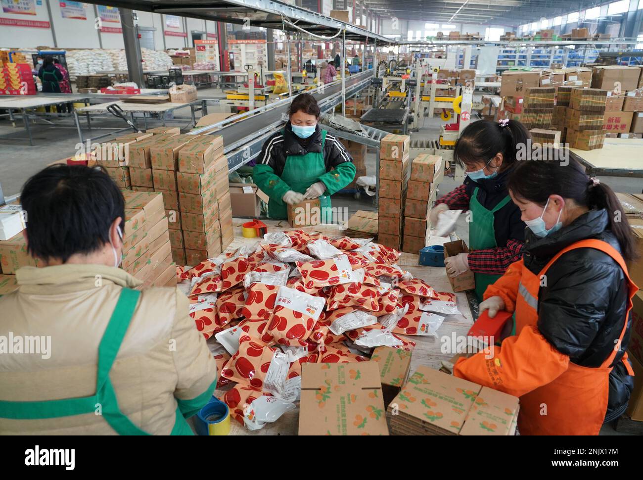 XI'an. 6th Feb, 2023. I lavoratori confezionano il prodotto alimentare per la consegna in un magazzino logistico di un'azienda nella contea di Wugong, nella provincia Shaanxi del nord-ovest della Cina, 6 febbraio 2023. PER ANDARE CON 'Economic Watch: Lavorare vicino a casa nuova opzione per i lavoratori migranti nella Cina occidentale' credito: Shao Rui/Xinhua/Alamy Live News Foto Stock