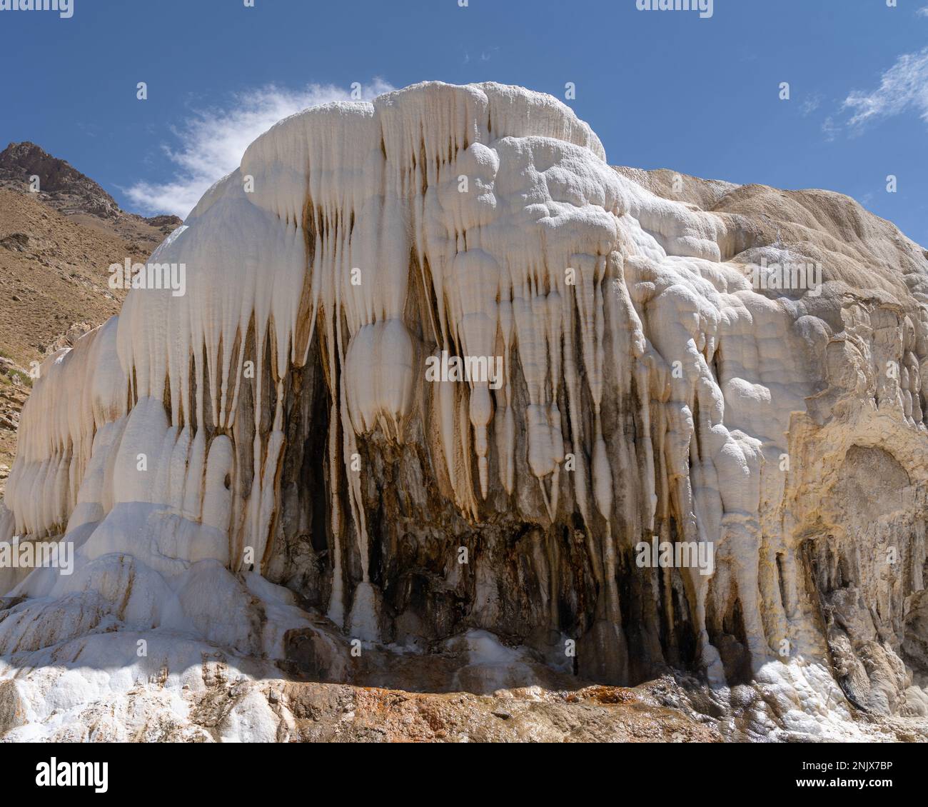 Vista panoramica delle famose sorgenti termali di Garm Chashma concrezioni calcaree nelle montagne di Pamir, Gorno-Badakshan, Tagikistan Foto Stock