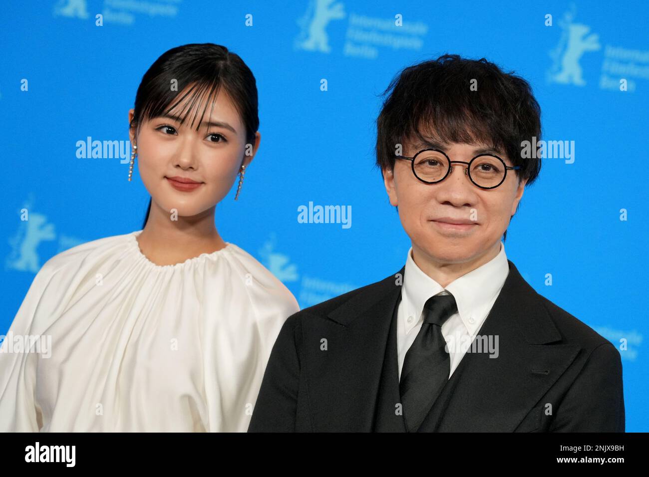 Berlino, Germania. 23rd Feb, 2023. Nanoka Hara (l), attrice, e Makoto Shinkai, regista e sceneggiatore, arrivano al Photo Call del film 'Suzume' proiettato in concorso alla Berlinale. Il 73rd° Festival Internazionale del Cinema si terrà a Berlino dal 16 al 26 febbraio 2023. Credit: Soeren Stache/dpa/Alamy Live News Foto Stock