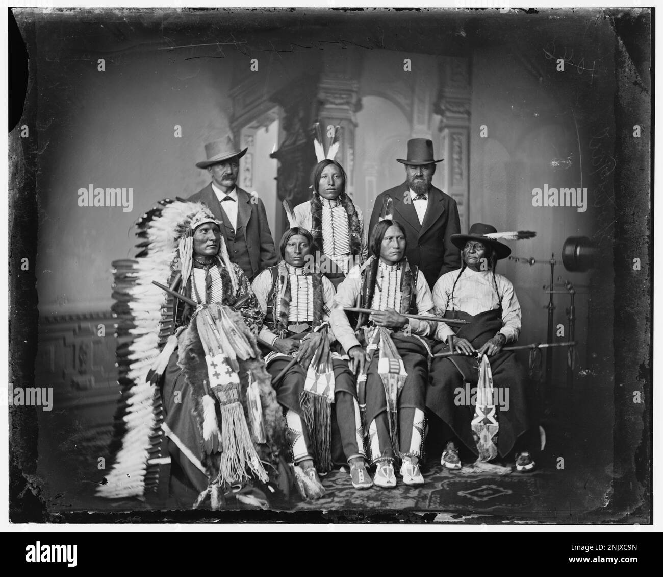 Foto di circa 1875 persone che mostrano un gruppo di indiani Sioux, tra cui personaggi come coda maculata, Touch-the-Clouds e Little Big Man. Questa immagine storica fa parte della Library of Congress Brady-Handy Collection. Foto Stock