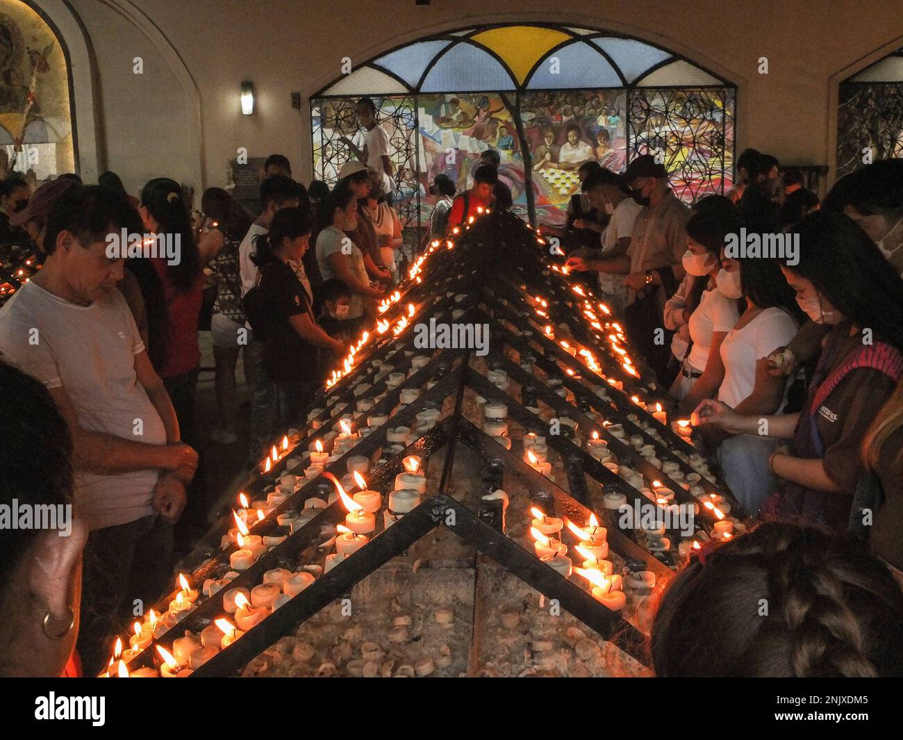 Parañaque Città della metropolitana Manila. 22/02/2023, i devoti cattolici vedettero pregare nella cappella delle candele della chiesa di Baclaran. I fedeli cattolici ricevono i segni di cenere della croce sulla loro fronte, nei terreni della Chiesa Redentorista (nota anche come Chiesa di Baclaran) nella città di Parañaque, Metro Manila. Segna l'inizio della Quaresima, il periodo quaresimale di 40 giorni nel calendario cattolico. È anche il momento del pentimento, della riflessione e del rinnovamento un migliore devoto cattolico. Credit: SOPA Images Limited/Alamy Live News Foto Stock