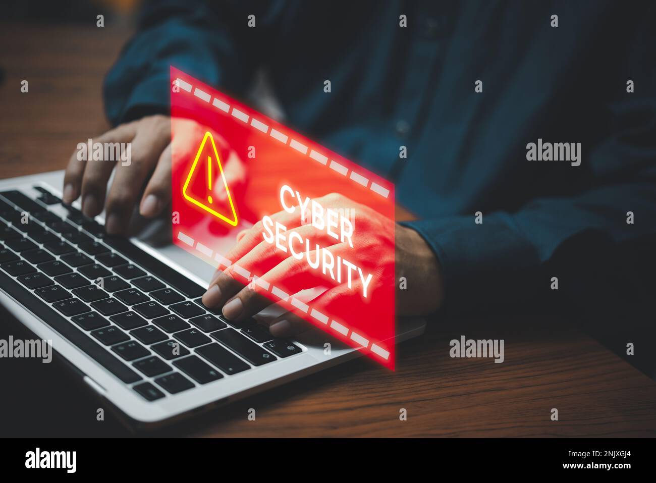 Programmatore uomo d'affari, sviluppatore che utilizza un computer portatile con un simbolo di avvertimento triangolare. sistema violato sulla rete informatica vulnerabilità della sicurezza informatica Foto Stock