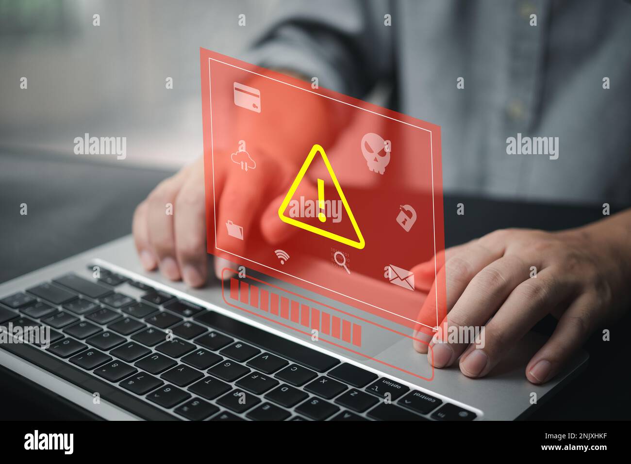 Programmatore uomo d'affari, sviluppatore che utilizza un computer portatile con un simbolo di avvertimento triangolare. sistema violato sulla rete informatica vulnerabilità della sicurezza informatica Foto Stock