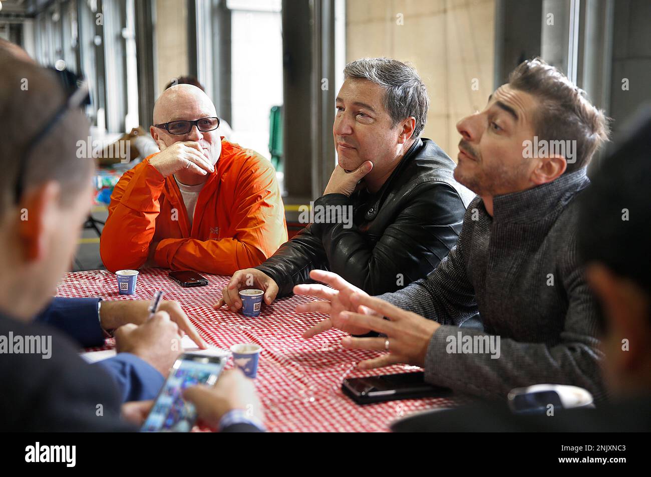 Chefs Joan and Jordi Roca (middle) of El Cellar de Can Roca in Spain with bay area chef Paul Canales (orange jacket) tour the farmer's market in front of the ferry building on Thursday, August 25, 2016, in San Francisco, Calif. (Liz Hafalia/San Francisco Chronicle via AP) Foto Stock