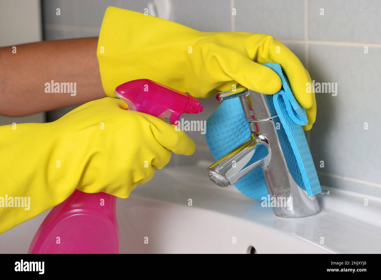 donna pulizia bagno Foto Stock