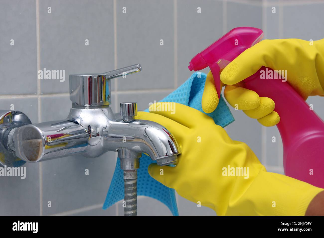 donna pulizia bagno Foto Stock